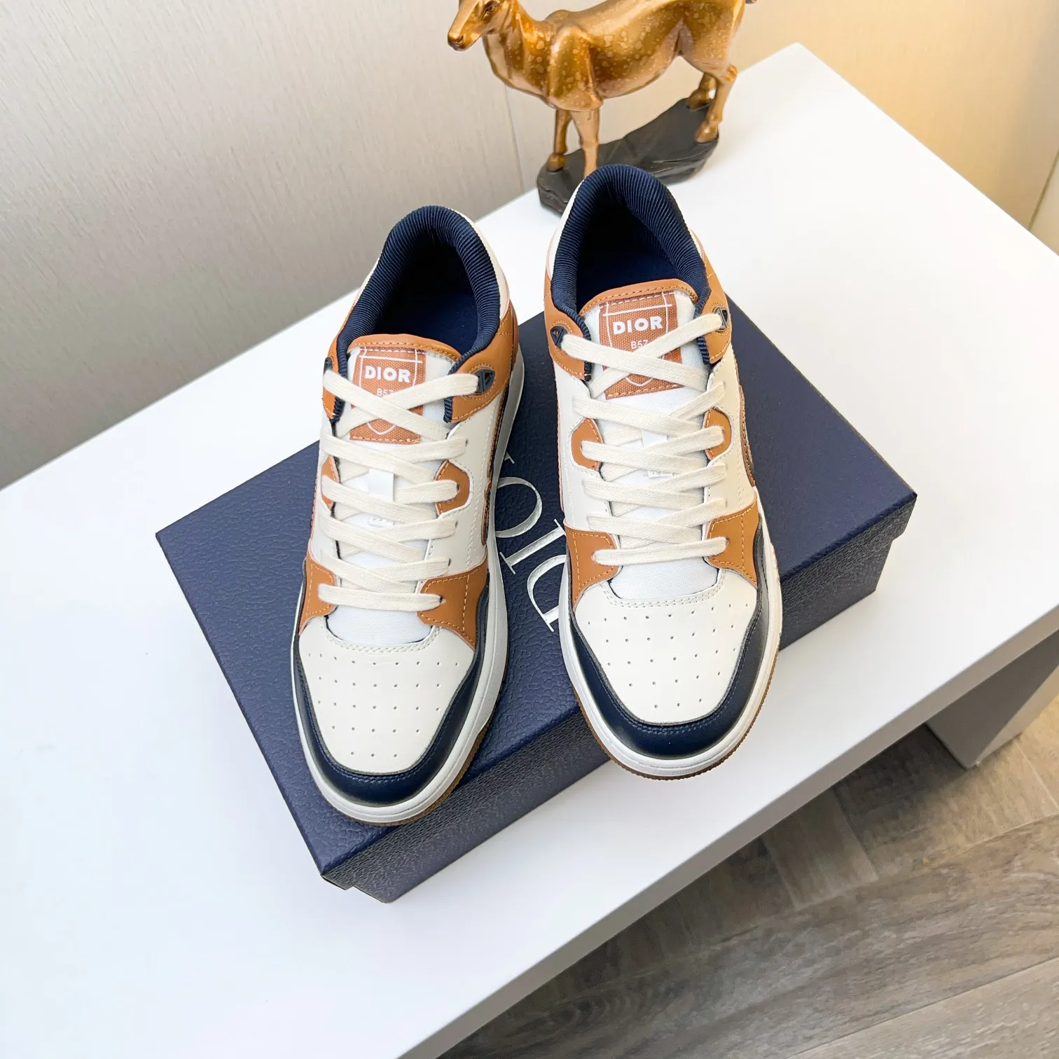 Men's Men's Shoes 💰420 [New Style] 🦩🦩Dior - Low-top sneakers 2025 spring men's collection new arrivals [Celebrate][Celebrate][Celebrate], reinterpret the basketball shoe design and become a classic Dior item [strong][strong][strong], carefully crafted in black and cream white smooth cowhide, paired with beige suede, showing leather on the side The CD logo, tongue, sole and back side are decorated with various distinctive details to enhance the style[666][666], while eyelet details, topstitching and rubber panels highlight the dynamic charm of its athletic style[strong][strong][strong]. It has a two-color rubber sole, which can be matched with various clothing to create a refined look. Size: 38 to 44 (45 can be customized